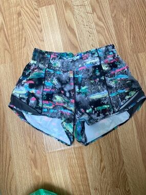 Lululemon Hotty Hot high rise 2.5 inseam Athletic Running Shorts, size 6